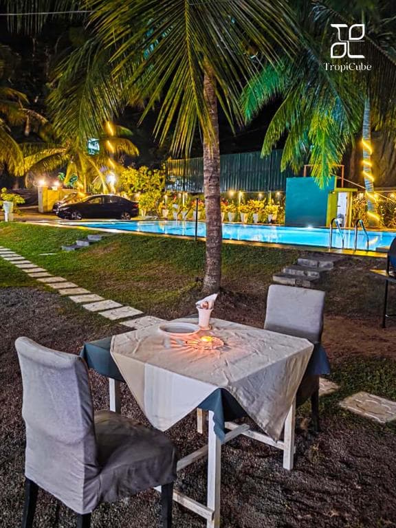 Candlelight poolside dinner at Lake View Resort